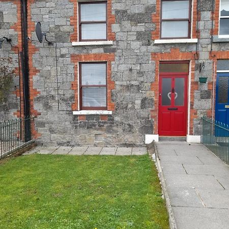 College Square, Terrace House Apartment Bessbrook Bagian luar foto