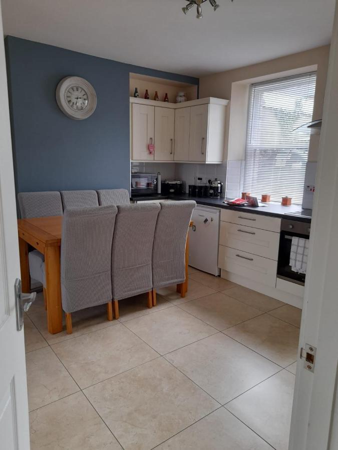 College Square, Terrace House Apartment Bessbrook Bagian luar foto