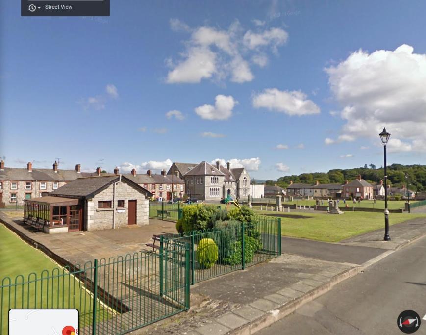 College Square, Terrace House Apartment Bessbrook Bagian luar foto